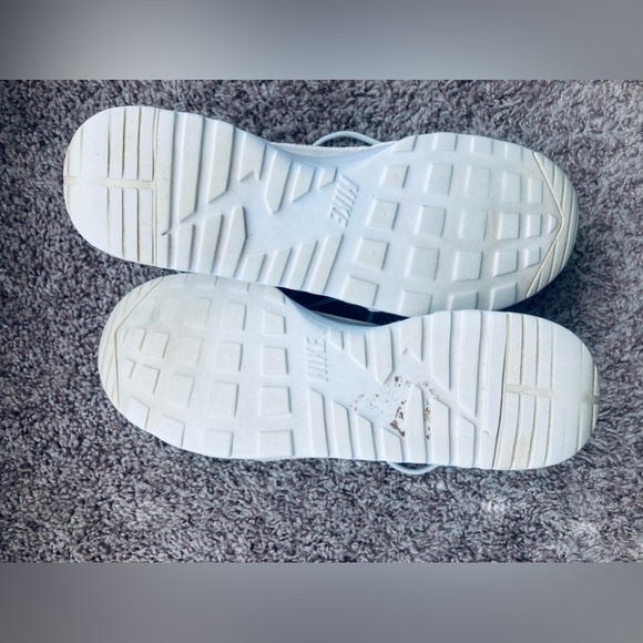 Women's Cream/White Nike Sneaker Size 6 - Picture 6 of 7